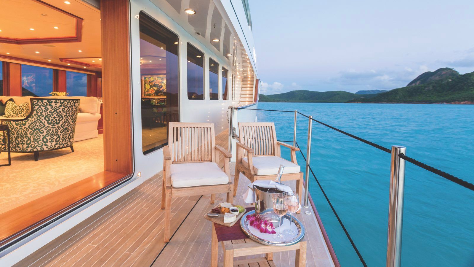 yacht_mim_charter_superyacht_IYC_balcony