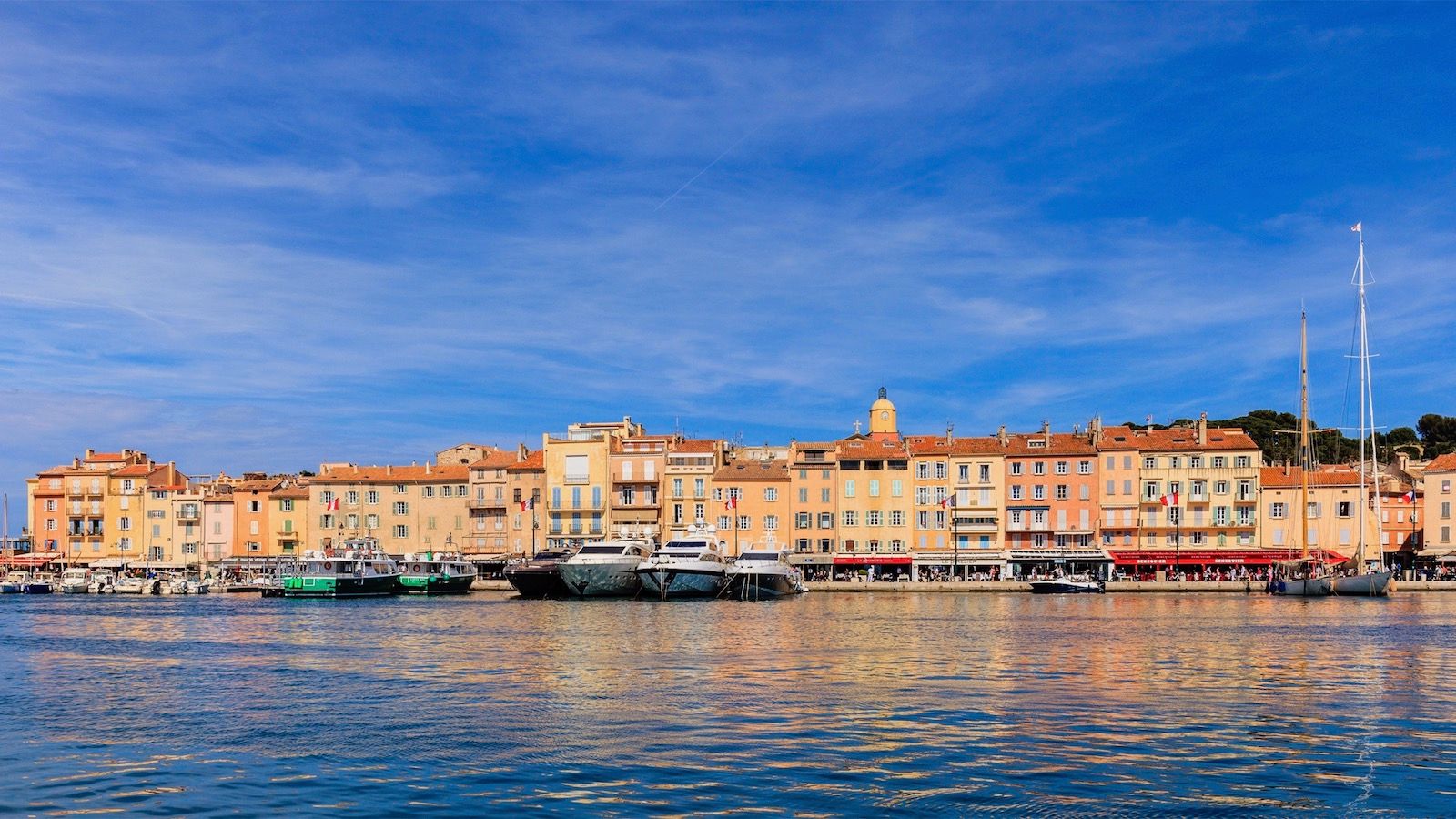 Saint-Tropez is one of the most visited and glamorous cities on the French Riviera with a beautiful old town. A string of trendy shops, bars and restaurants face the bay, where you can always see yachts moored, some really luxurious.