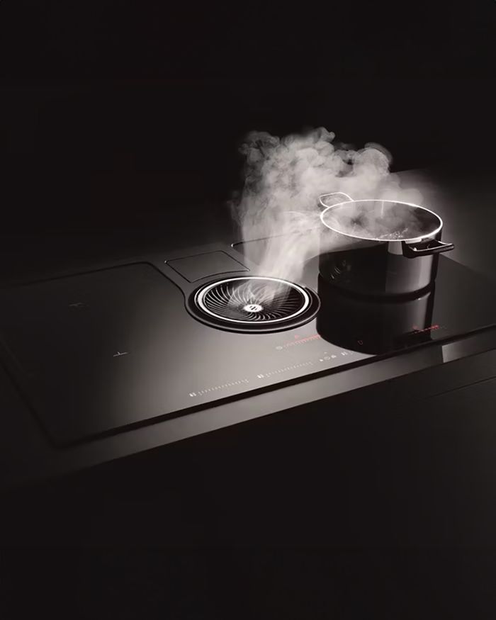 Mebel Arts presents the Elica Nikolatesla, a cooktop with integrated extraction, designed to offer a customized cooking experience with exceptional aesthetics and performance.