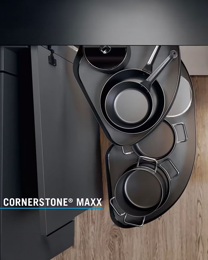 L'image montre le mécanisme moderne de rangement d'angle Cornerstone MAXX de Vauth-Sagel, idéal pour maximiser l'utilisation de l'espace disponible dans les coins d'une cuisine, proposé par MebelArts.