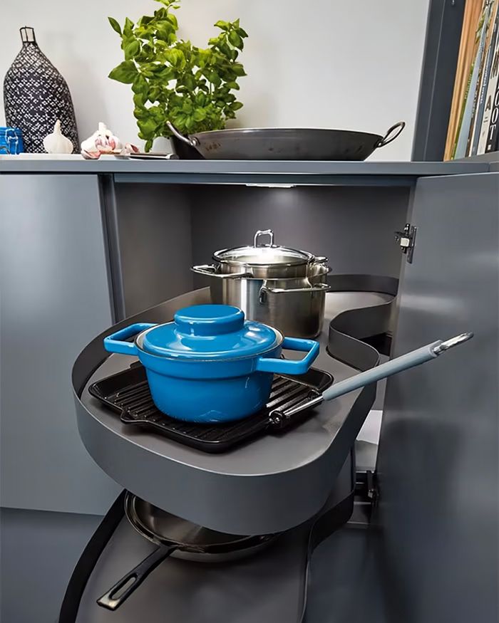Image montre le système de rangement révolutionnaire Cornerstone MAXX de Vauth-Sagel, disponible chez MebelArts, idéal pour une organisation de cuisine esthétiquement impressionnante.
