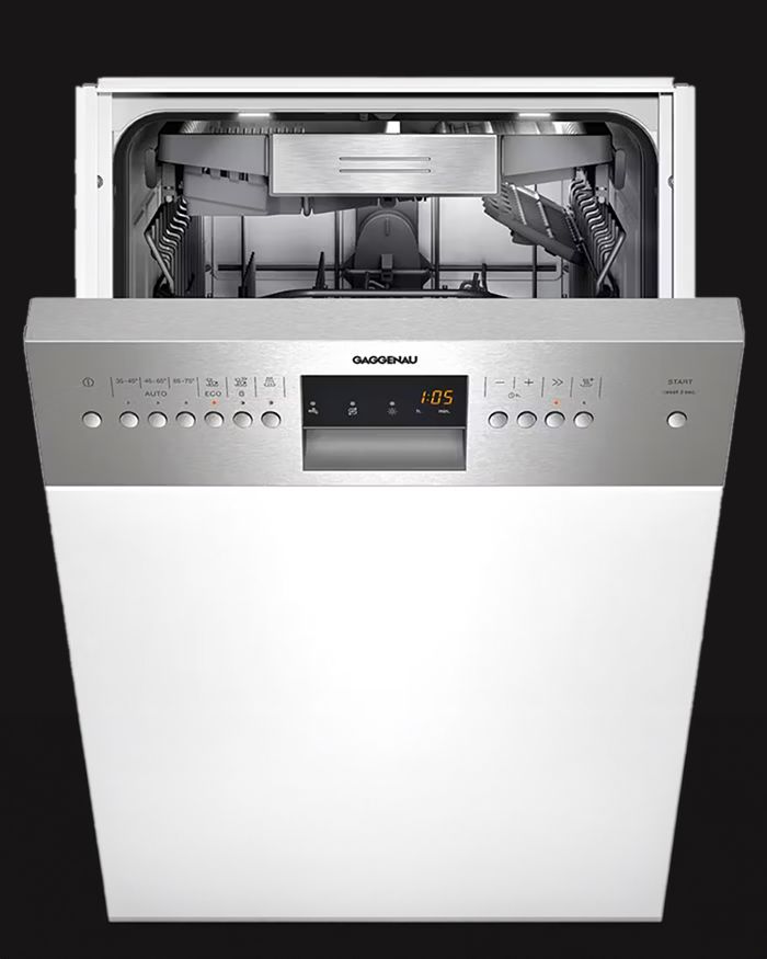 Αναβαθμίστε την κουζίνα σας με το ανοξείδωτο ημι-εντοιχιζόμενο πλυντήριο πιάτων από την Mebel Arts, το οποίο συνδυάζει την πολυτέλεια με την απόλυτη λειτουργικότητα. Η εικόνα απεικονίζει το εσωτερικό του πλυντηρίου με την ενεργή οθόνη, καθώς και τα ενσωματωμένα συρτάρια και τα ράφια γεμάτα με κουζινικά είδη, αναδεικνύοντας την ευρυχωρία και την εξαιρετική οργάνωση χώρου. Το μοντέρνο και κομψό σχεδιασμό του αναδεικνύεται από τη λεία μεταλλική επιφάνεια και τον εργονομικό πίνακα ελέγχου, προσφέροντας μια άψογη αισθητική συνοχή στον καθημερινό σας χώρο μαγειρικής.