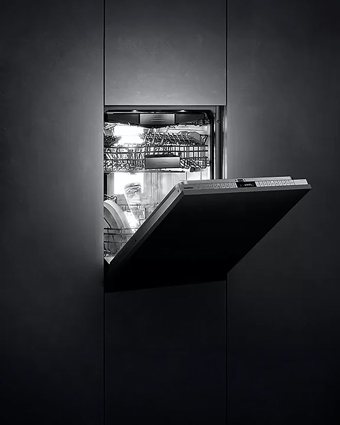 Πολυτελές ανυψωμένο πλυντήριο πιάτων Mebel Arts σε κομψή σκούρα κουζίνα.