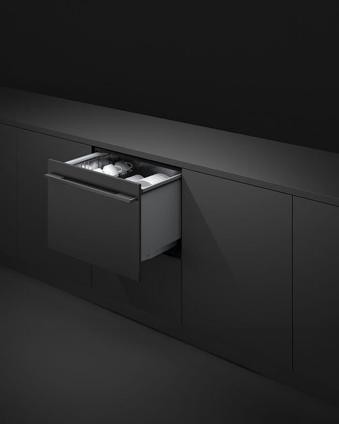 Lave-vaisselle moderne avec tiroirs par Mebel Arts, intégré dans une cuisine sombre, avec de la vaisselle blanche visible.