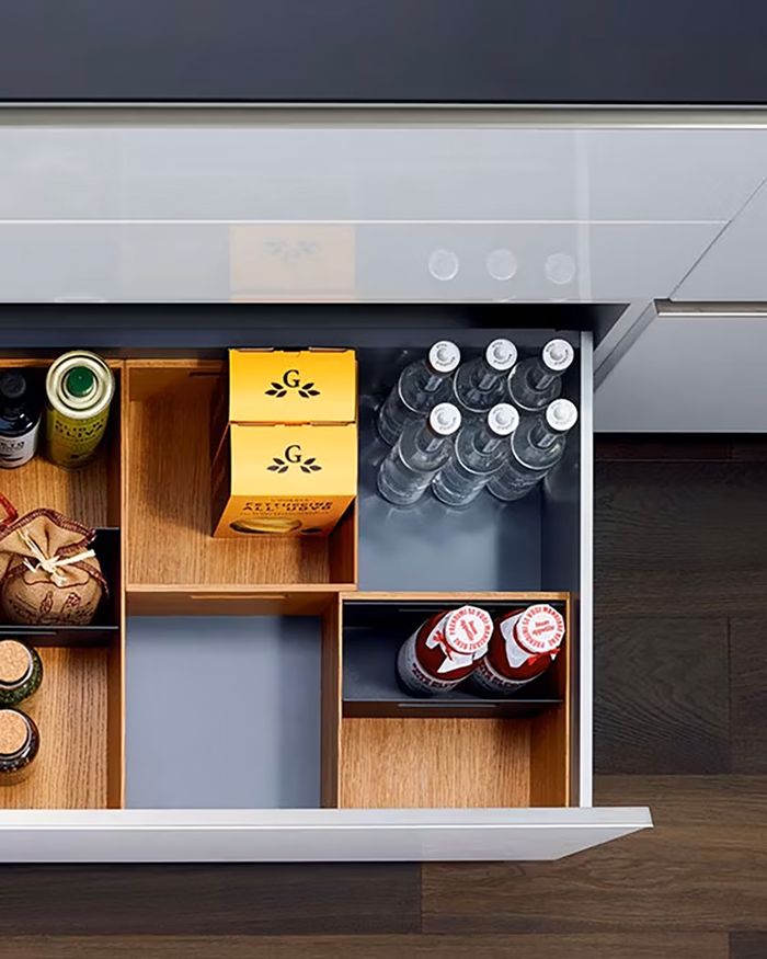 Smart door arrangement in a MosaiQ drawer by Kessebohmer from Mebel Arts, for an organized kitchen.