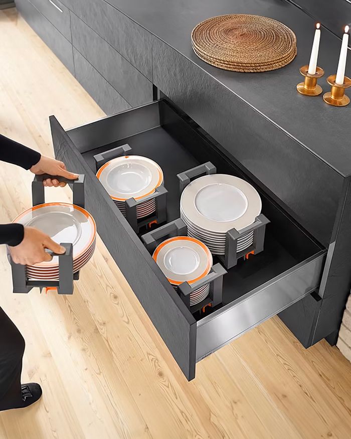 Μοντέρνα πιατοθήκη συρταριού Ambia Line της BLUM για επιπλωμένες κουζίνες Mebel Arts με κομψό design και οργανωτική λειτουργικότητα