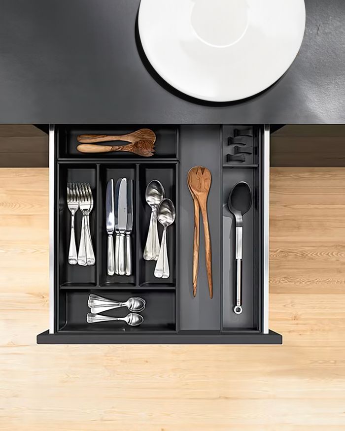 Pratique plateau à couverts Ambia Line de BLUM avec des ustensiles, par Mebel Arts - organisation avec style dans la cuisine