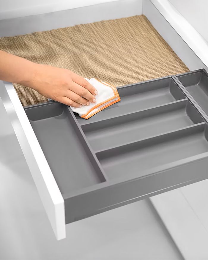 Cleaning the gray Ambia Line cutlery tray from BLUM, presented by Mebel Arts - simplicity and organization