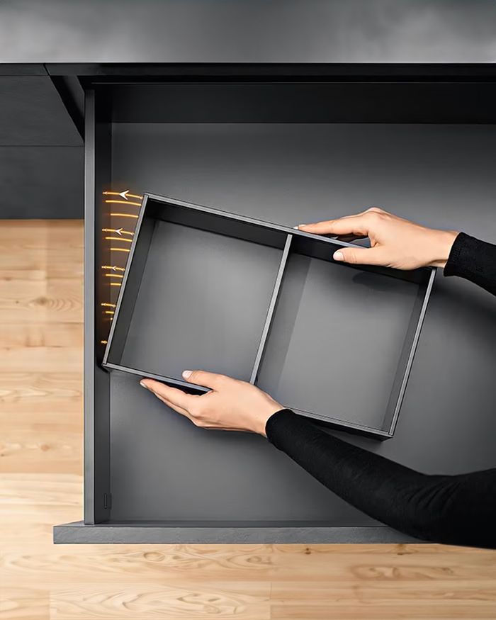Séparateurs magnétiques de tiroir Ambia Line de BLUM pour des compositions de meubles de cuisine, proposés par Mebel Arts.