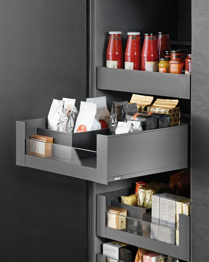 Συρτάρι Legrabox Pure της BLUM σε ντουλάπι κουζίνας Mebel Arts, για οργανωμένη αποθήκευση.