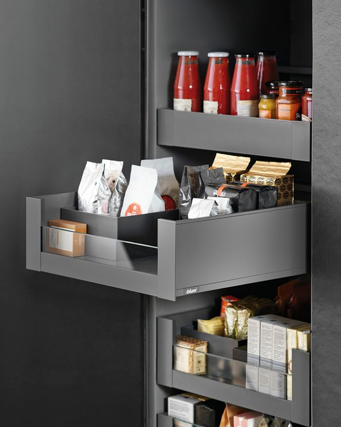 Tiroir Legrabox Pure de BLUM dans l'armoire de cuisine Mebel Arts, pour un rangement organisé.