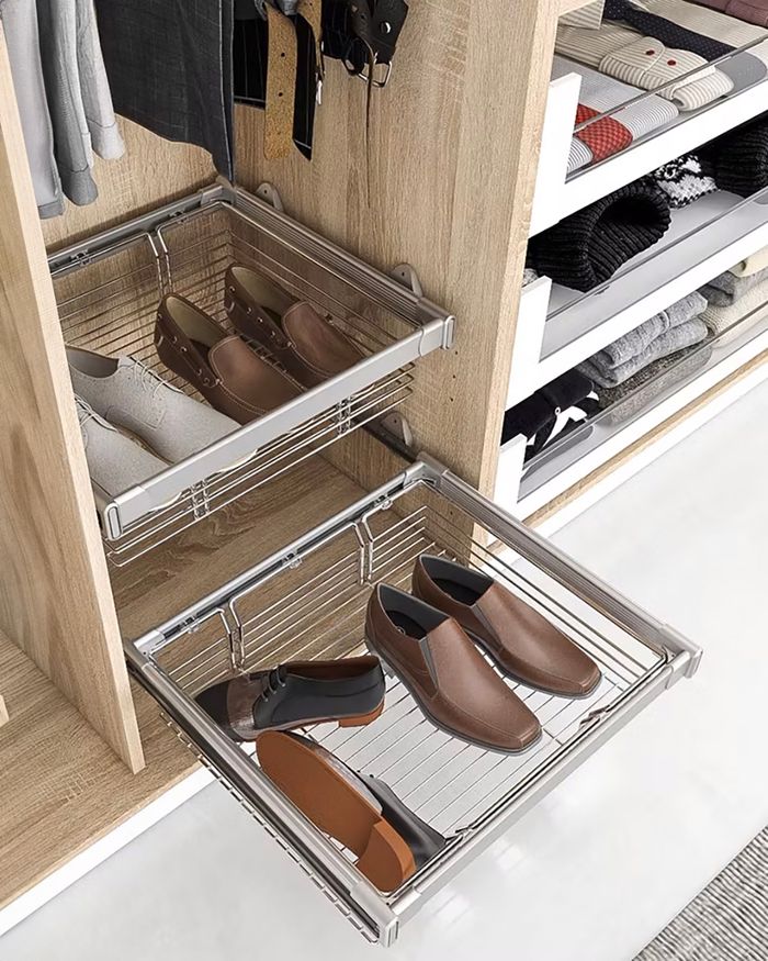 Organisateur de chaussures en bois spécialisé pour l'armoire Orion de Mebel Arts, conçu pour un rangement efficace et bien organisé. Cette solution permet de ranger régulièrement les chaussures, les maintenant accessibles et bien organisées. Idéal pour ceux qui souhaitent apporter de l'ordre à tous les aspects de leur garde-robe avec une touche de design moderne.