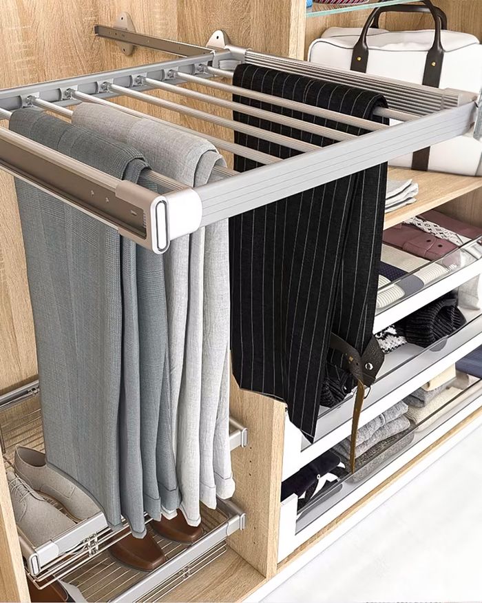 Internal equipment of the ORION wardrobe by Mebel Arts, designed for efficient organization and access to clothes. The hanging system allows easy hanging and arranging of pants and shirts, reducing wrinkles and maintaining the quality of fabrics. An ideal solution for order and maintaining a well-organized wardrobe.