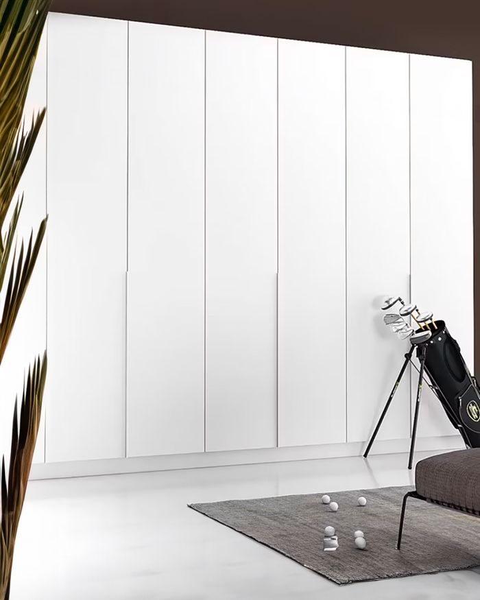 Armoire blanche moderne de Mebel Arts avec une surface haute brillance qui offre élégance et style minimaliste à votre espace. La conception de l'armoire permet une excellente organisation des vêtements et accessoires, avec des compartiments spacieux et des solutions de rangement intelligentes. Elle s'intègre parfaitement dans les décorations modernes et est idéale pour les chambres au design contemporain.