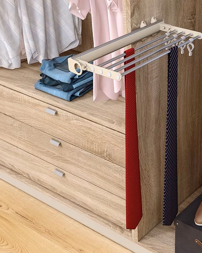 Λεπτομέρεια ξύλινης συρταριέρας ντουλάπας Shineo από Mebel Arts με έξυπνες λύσεις αποθήκευσης για γραβάτες και πουκάμισα.