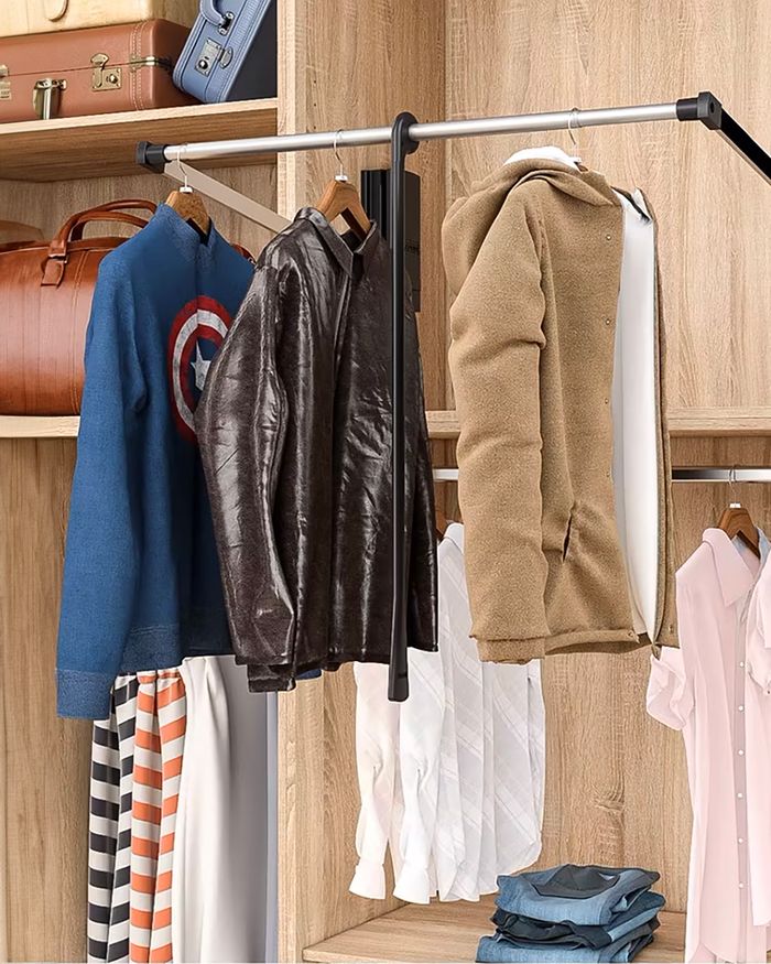 Equipped wardrobe Shineo by Mebel Arts with high-quality hanging clothes for every occasion.