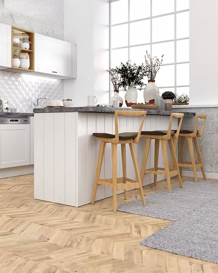 Μοντέρνα κουζίνα Mebel Arts σε σκανδιναβικό στυλ, με λευκά ντουλάπια και ξύλινα καθίσματα.