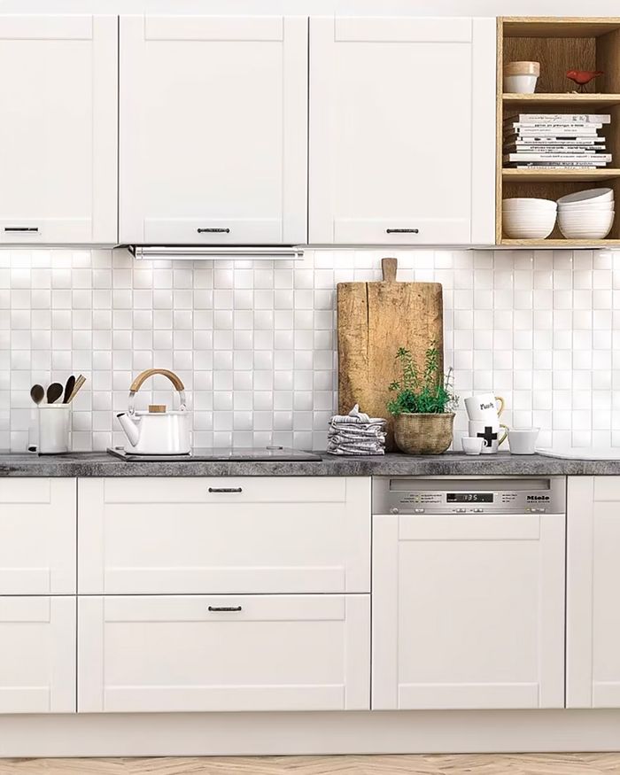 Scandinavie, Cuisine blanche moderne de Mebel Arts avec lave-vaisselle encastré et esthétique minimaliste.