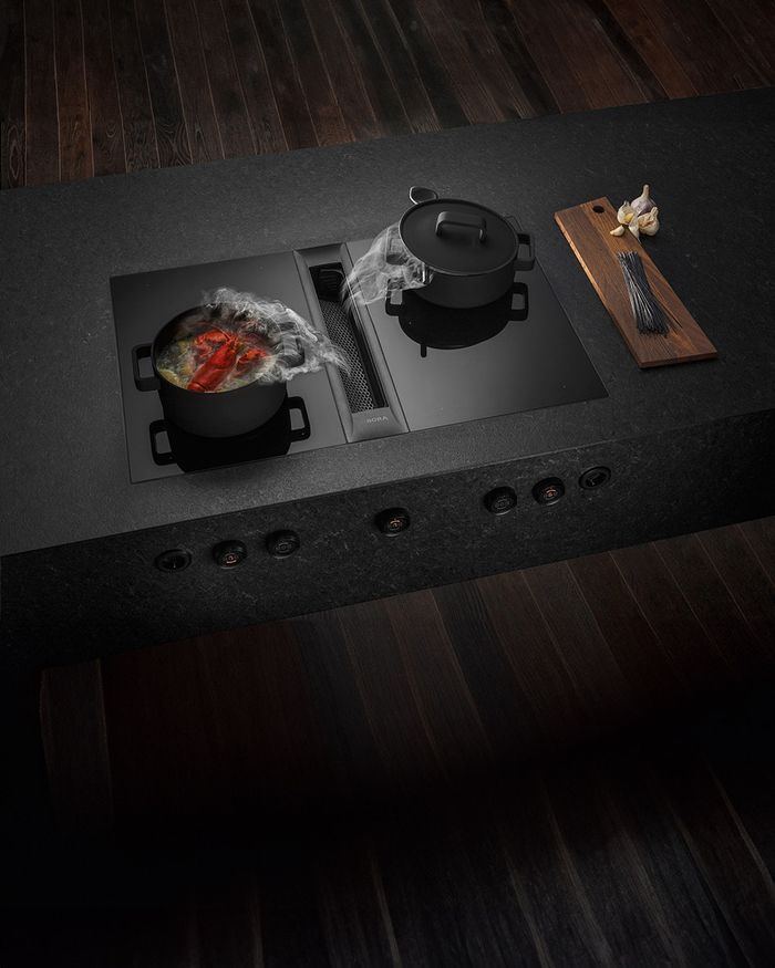 Σύγχρονη σκούρα κουζίνα Mebel Arts με BORA Professional 3.0, έμφαση στην απόδοση και το design.
