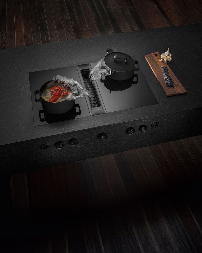 Cuisine moderne sombre de Mebel Arts avec BORA Professional 3.0, mettant l'accent sur la performance et le design.