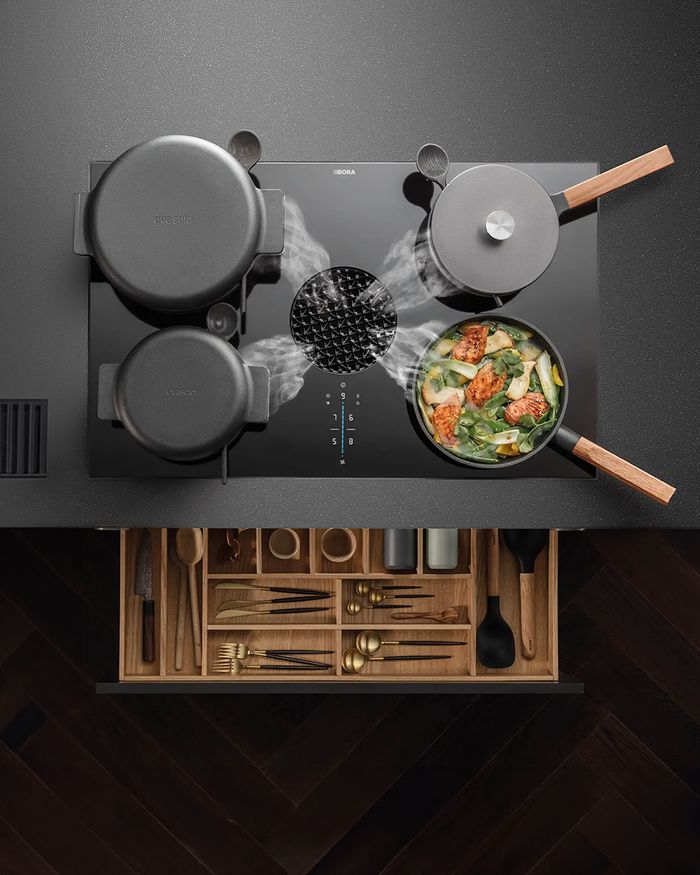 Surface de cuisson moderne BORA X PURE avec armoire de cuisine organisée Mebel Arts, intégrant fonctionnalité et esthétique.