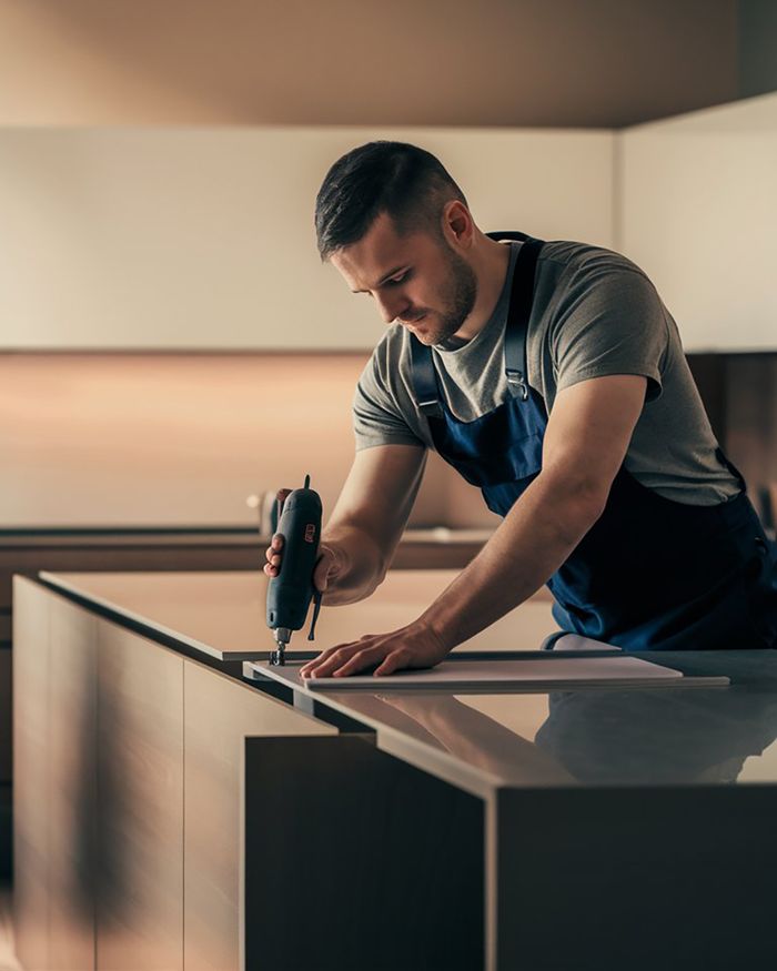 Rénovation de cuisine avec le spécialiste de l'installation de meubles de l'équipe Mebel Arts pour une cuisine moderne et de haute qualité.