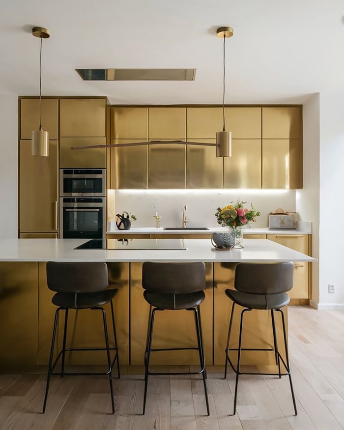 Η Mebel Arts προσφέρει έπιπλα κουζίνας σε χρυσή απόχρωση με μοντέρνο σχεδιασμό και νησίδα, δημιουργώντας έναν κομψό και λειτουργικό χώρο για το σπίτι σας.