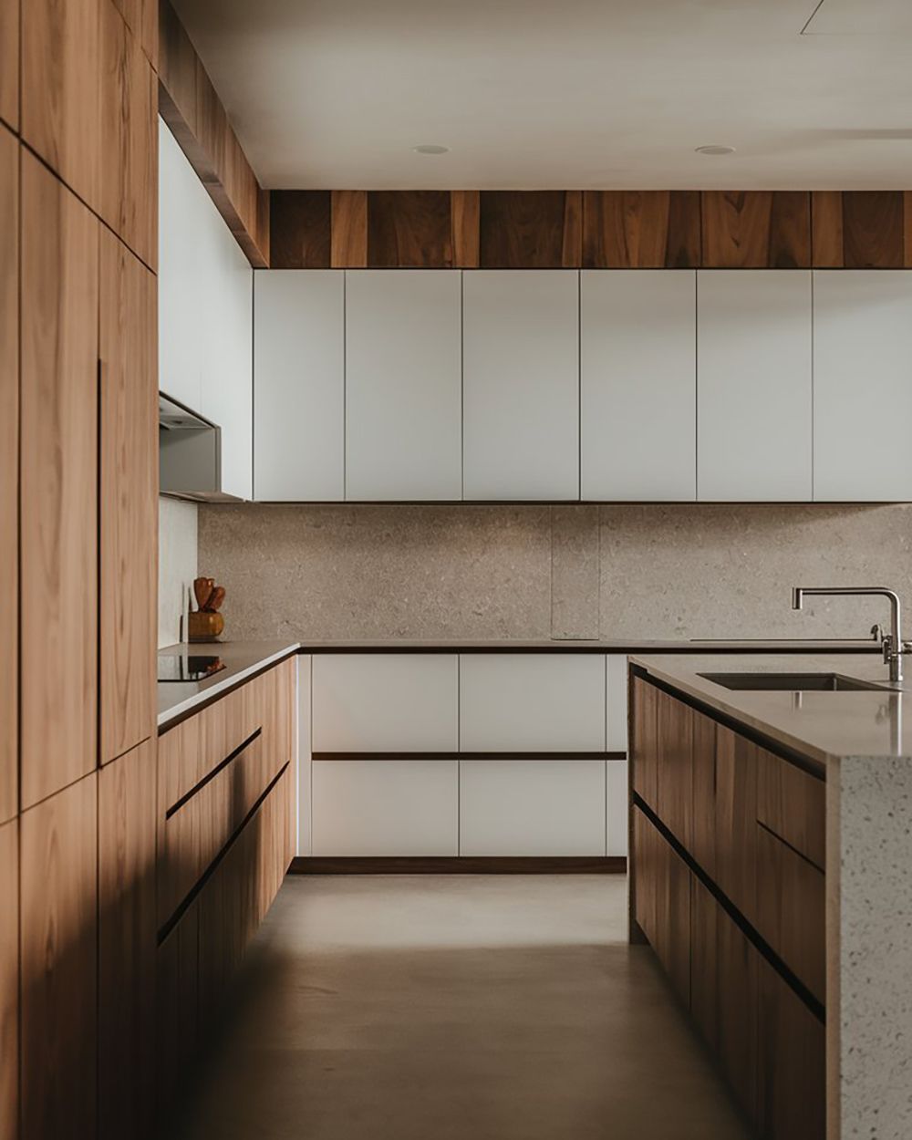 Σύγχρονη κουζίνα λευκή λάκα με ξύλο, με έπιπλα κουζίνας που προσφέρουν λειτουργικότητα και ζεστασιά, δημιουργώντας έναν κομψό και άνετο χώρο.