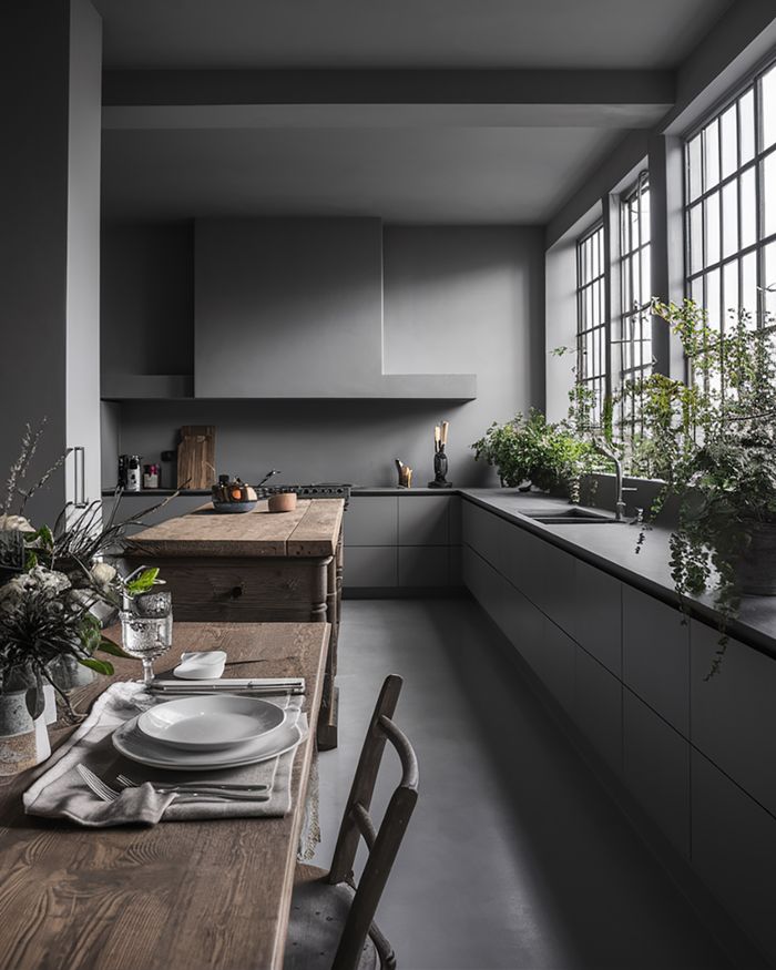 Meubles de cuisine avec un îlot en bois et une décoration moderne. Mebel Arts.